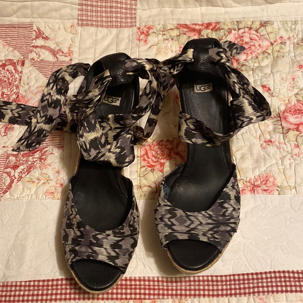 Platform Ugg Wedge Sandals 9.5 Black and Grey Tie around ankle! NEW